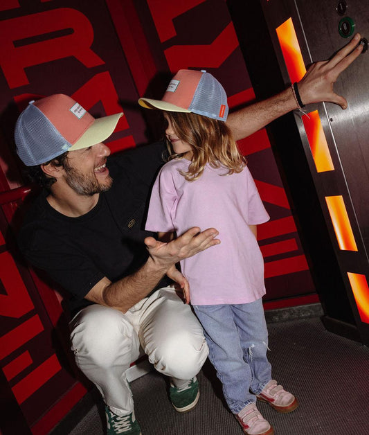 Trucker Cap Kind Orange und hellblau getragen von Papa und Kind Hello Hossy