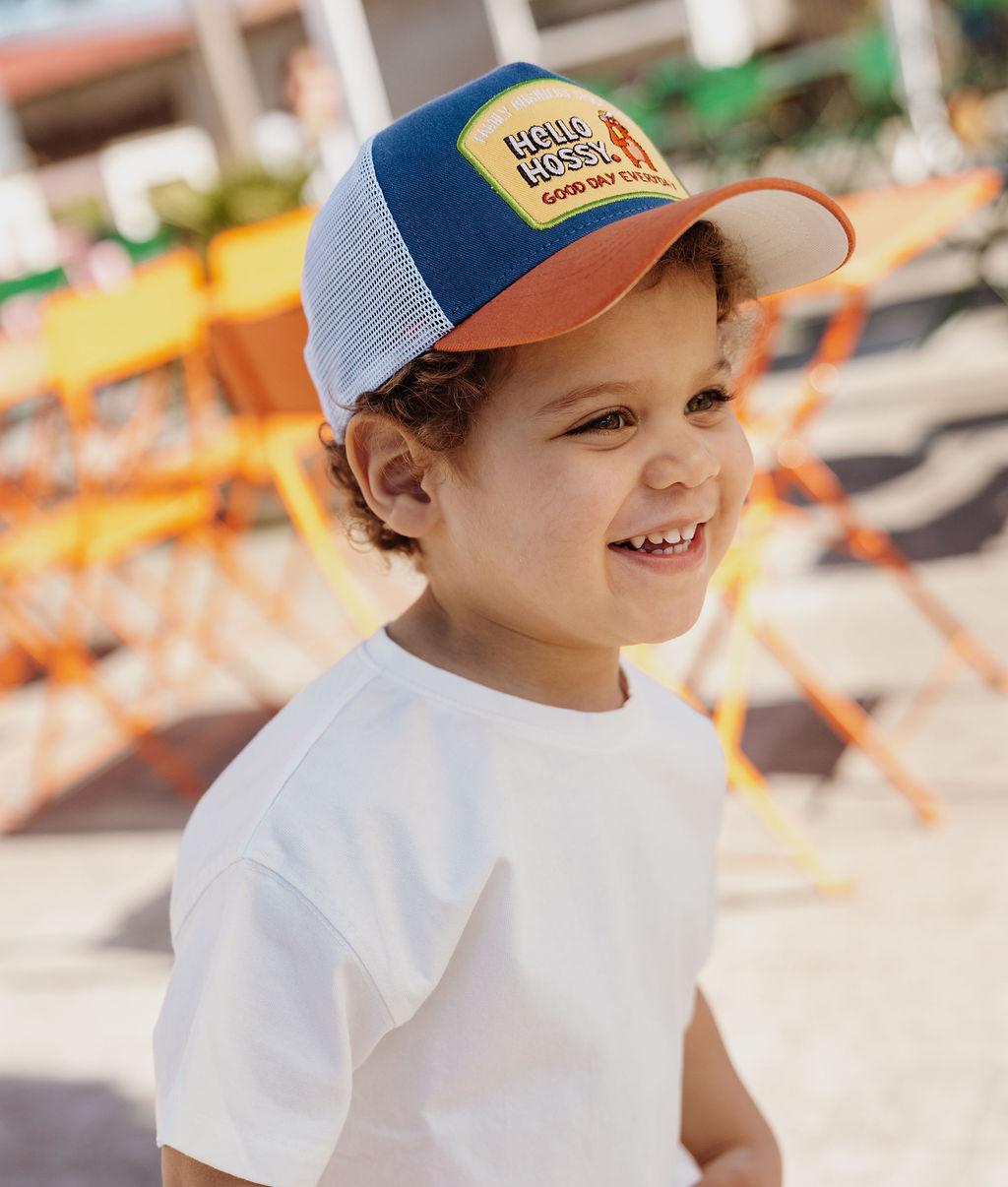 Kind trägt Cap Blau Orange weißes Netz Patch Hello Hossy