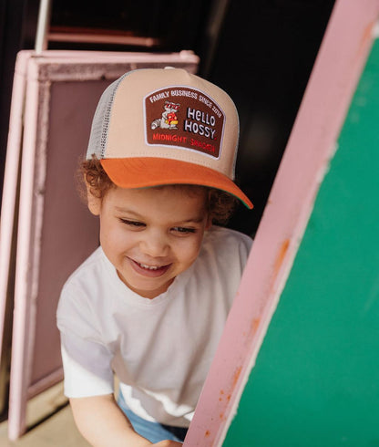Kind trägt Cap Beige Orange gebogener Schirm Patch Hello Hossy