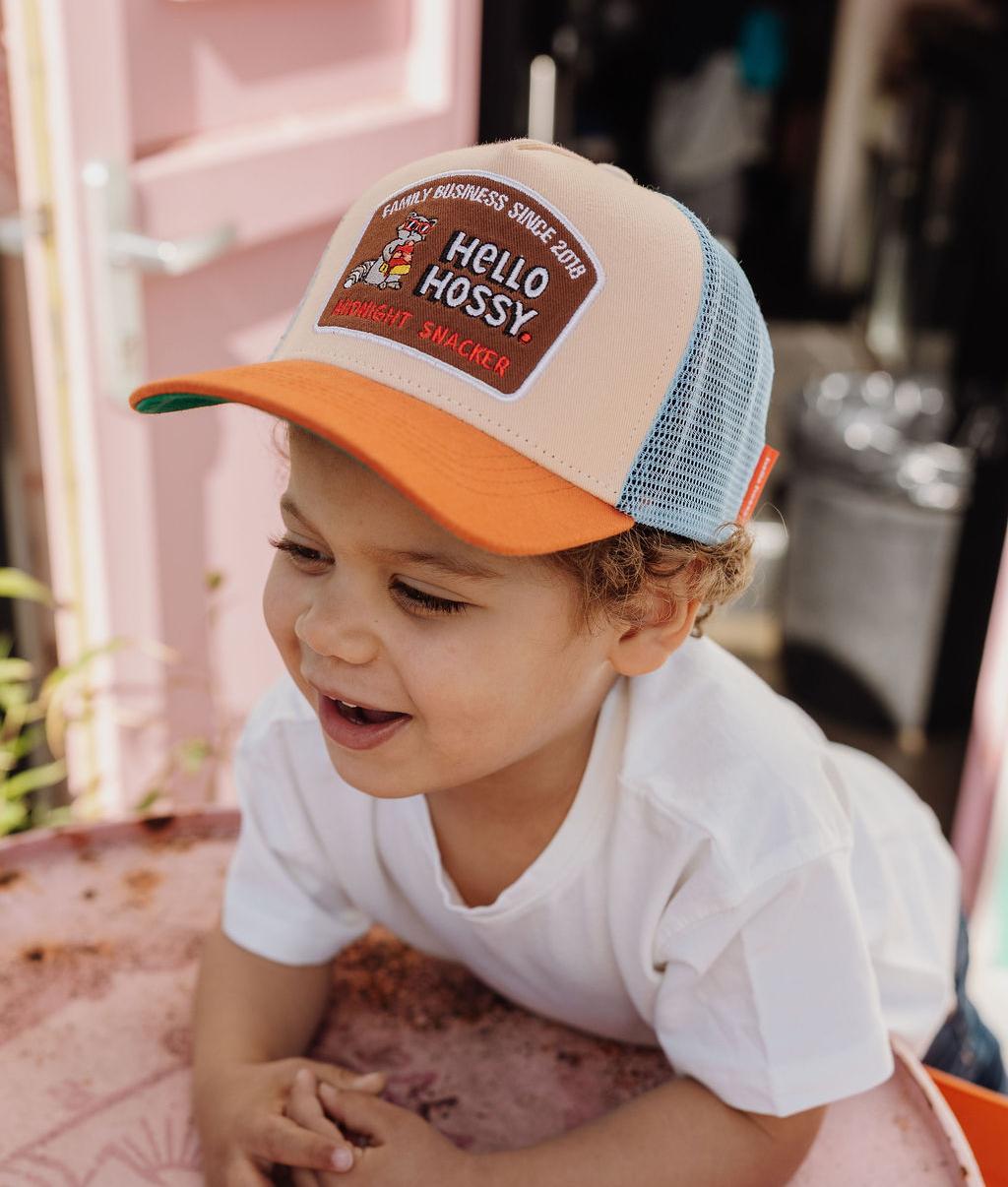 Kind trägt Cap Beige Orange blaues Netz Patch Hello Hossy