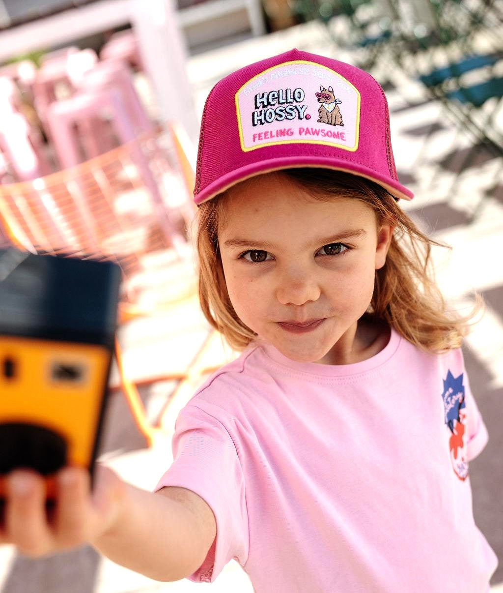Kind mit fuchsiafarbener Cap und gebogenem Schirm Hello Hossy