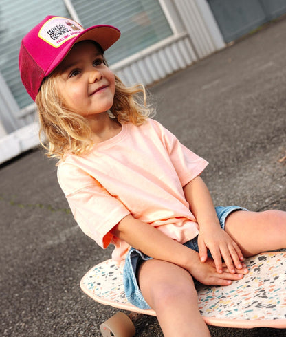 Kind trägt die fuchsiafarbene Cap mit gebogenem Schirm und Hunde-Patch Hello Hossy