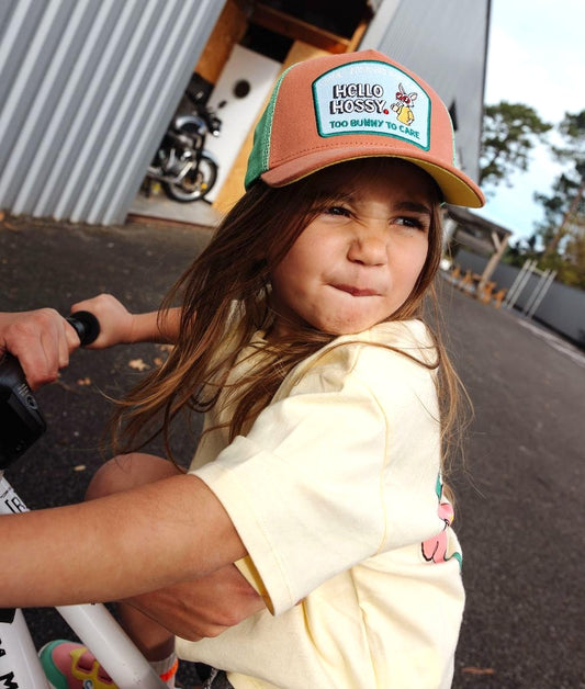 Cap Trucker für Kinder, Braun-Grün, gebogener Schirm, Hasen-Patch Hello Hossy