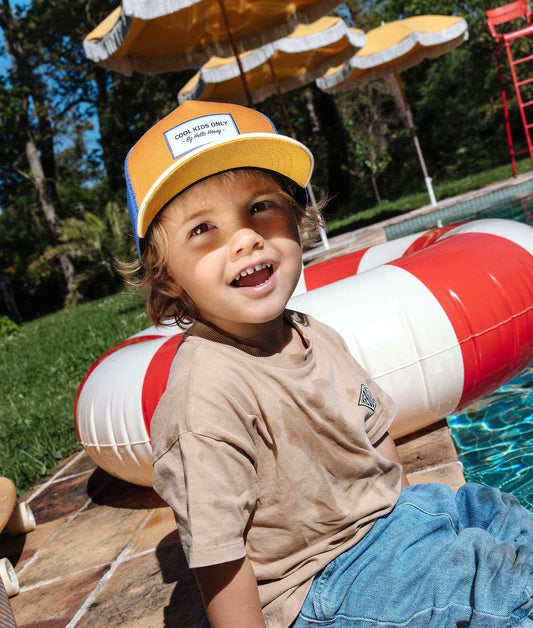 Casquette enfant jaune visière camel portée Hello Hossy