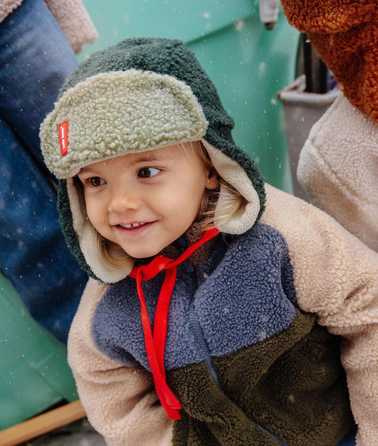Enfant portant la chapka bicolore Cozy Neo - vue de 3/4 - photo lifestyle - Hello Hossy