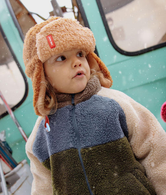 Enfant portant la chapka bicolore Cozy Sven - vue de 3/4 - photo lifestyle - Hello Hossy