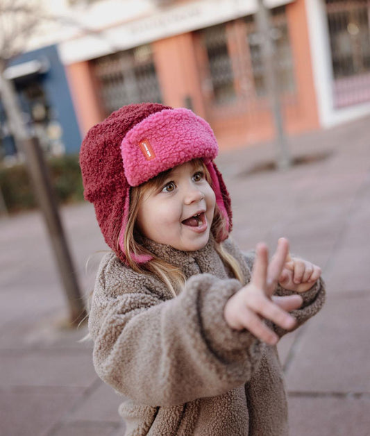 Fille avec la chapka en moumoute bicolore Cozy Tara - vue de 3/4 - Hello Hossy