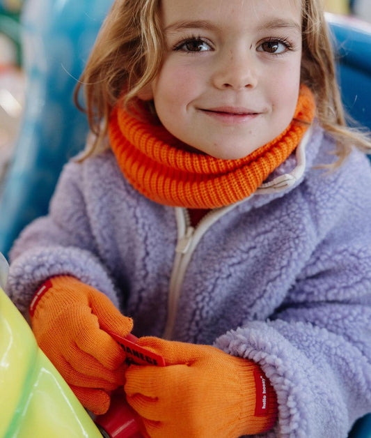 Gants en maille bicolore Handy Indie portés par une fille – photo lifestyle – Hello Hossy