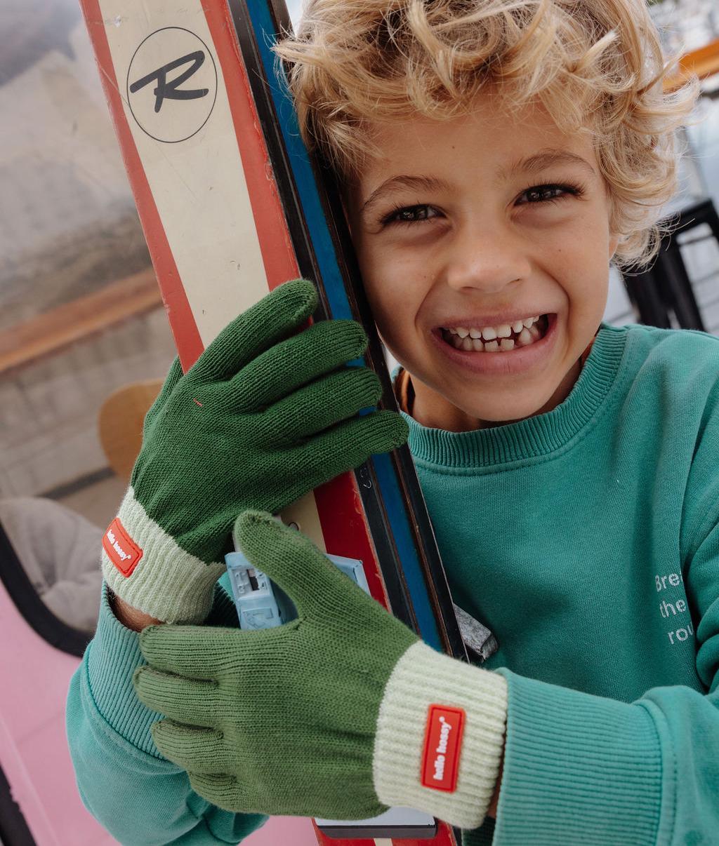 Grüne Kinder-Handschuhe mit cremeweißem Rand und rotem Detail Hello Hossy