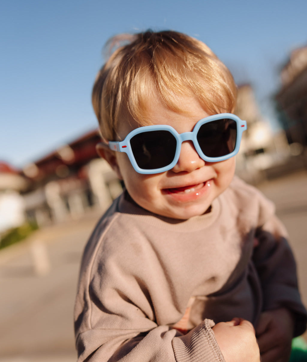 Sonnenbrillen Kinder blau quadratische Gestellform dunkle Brillengläser Hello Hossy