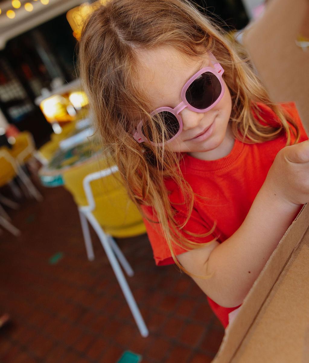 Sonnenbrillen für Kinder Rosa Runde Gestellform getragen Hello Hossy