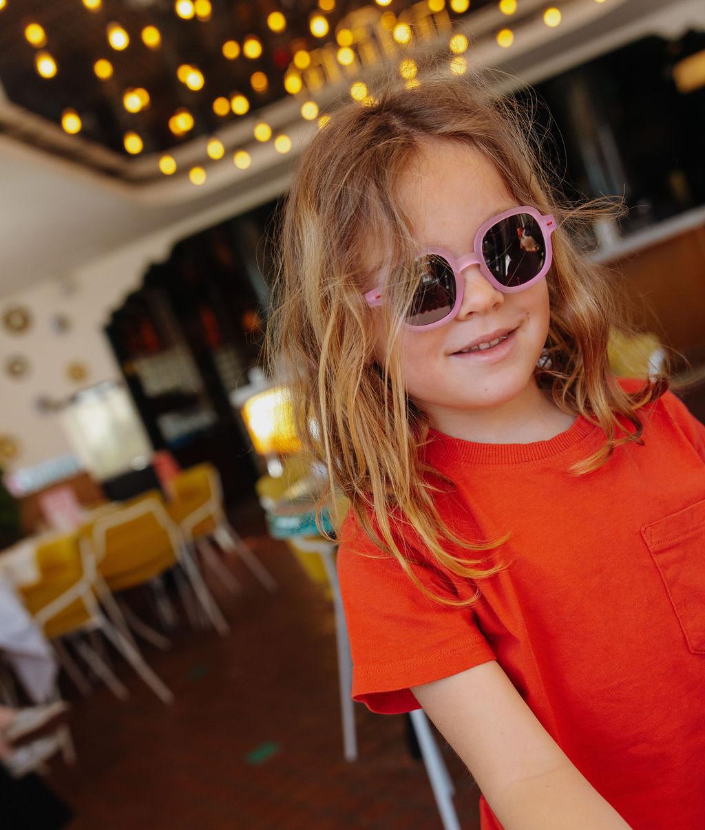 Kind trägt Sonnenbrillen für Kinder Rosa Runde Gestellform Hello Hossy