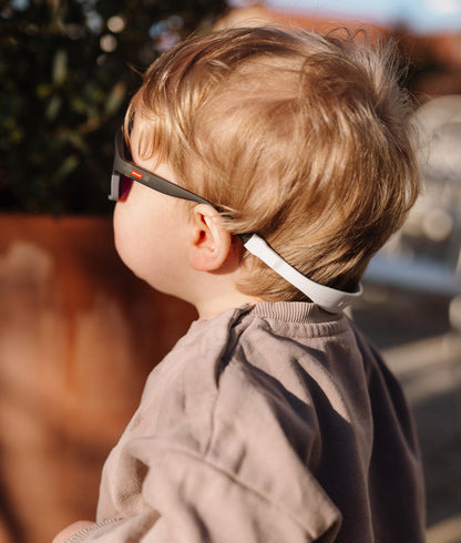Sonnenbrillen für Kinder Sportliche Gestellform Schwarz und Grau mit hinterem Befestigungsband Hello Hossy