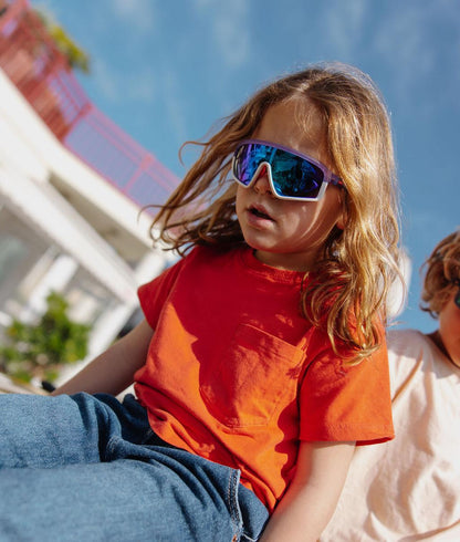 Sonnenbrillen für Kinder in Violett und Weiß, sportliche Gestellform, verspiegelt, getragen, Hello Hossy