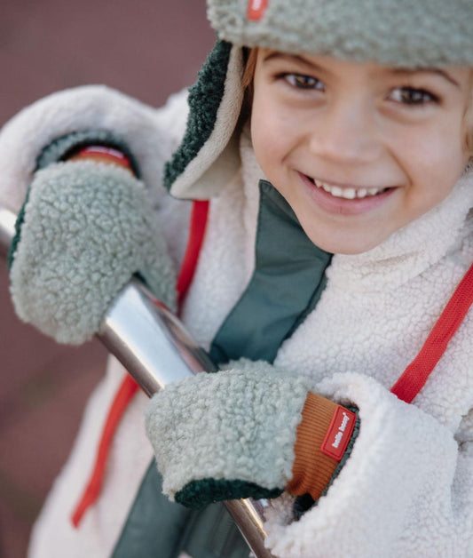 Garçon portant les moufles polaire bicolore Heaty Neo - photo lifestyle - Hello Hossy