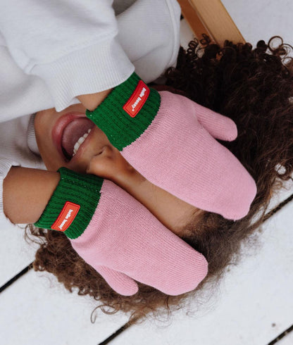 Zweifarbige Kinder-Fäustlinge rosa-grün, gestrickt mit rotem Etikett Hello Hossy