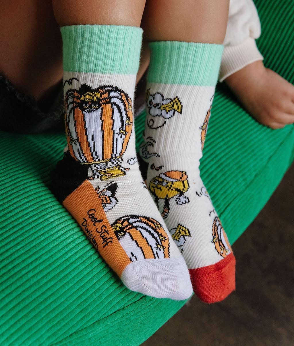 Kinder-Socken mit Kürbis- und Geister-Aufdrucken und grünen Rändern Hello Hossy