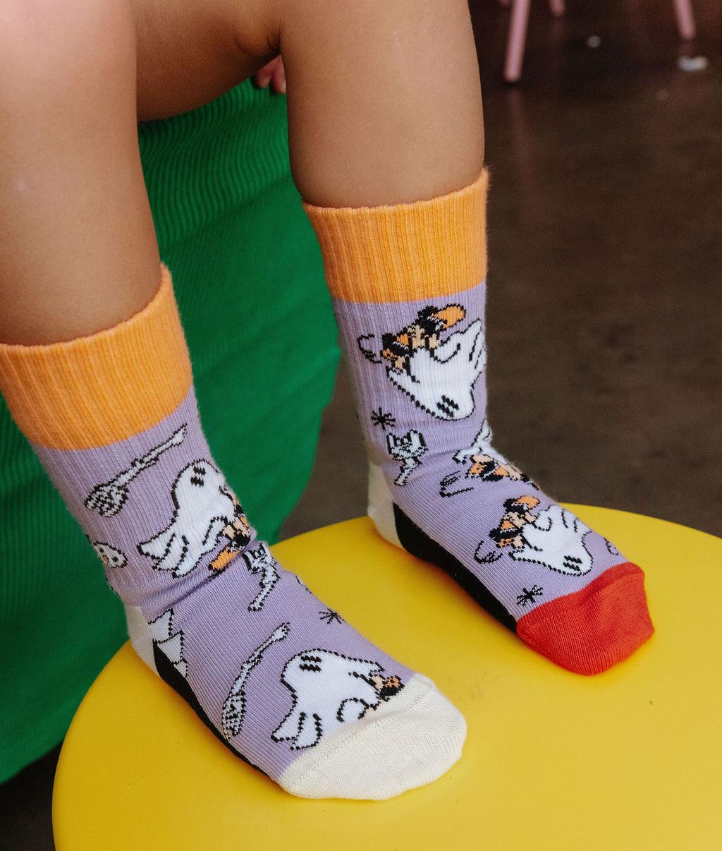 Violette Kinder-Socken mit Orange Geister-Aufdrucken Hello Hossy