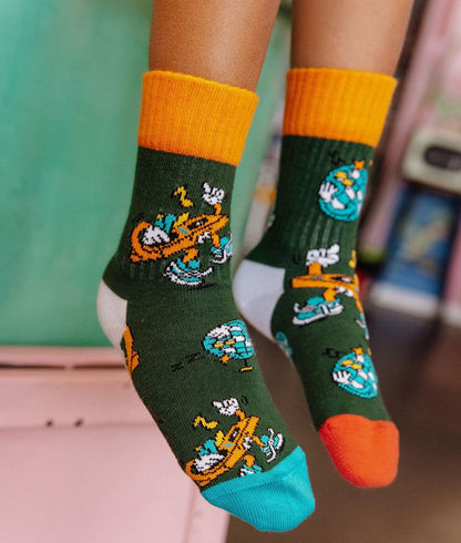 Kinder-Socken grün mit Musik-Motiv Orange Ferse und blauer Spitze Hello Hossy