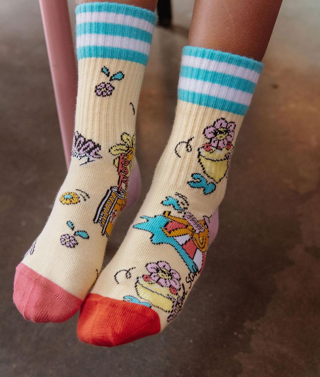 Gelbe Kinder-Socken mit Blumen- und blauen Streifen-Aufdrucken Hello Hossy