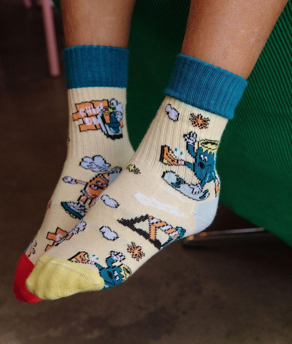 Gelbe Kinder-Socken Sport-Aufdrucke rote Akzente Hello Hossy