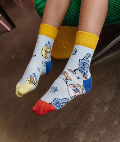 Kinder-Socken mit bunten Spielaufdrucken und rot-gelb-blauer Spitze Hello Hossy