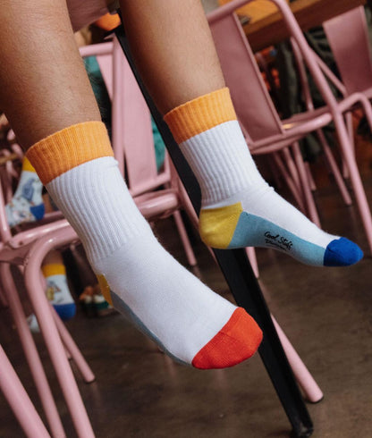 Kindersocken weiß mit orangefarbenen Spitzen, blauen Fersen und gelbem Rand mit Orange Hello Hossy