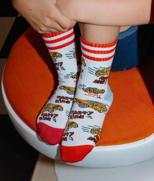 Paire de chaussettes blanche imprimée voitures portée par un enfant – vue du dessus – Hello Hossy