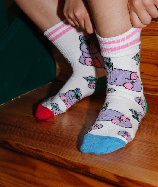 Paire de chaussettes motifs chats avec talons et pointes colorés portée par un enfant – photo lifestyle – Hello Hossy