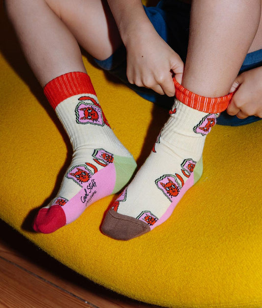 Paire de chaussettes jaune imprimée chats portée par un enfant – vue du dessus – Hello Hossy