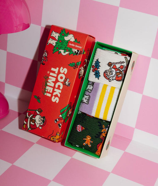 Coffret de chaussettes "Socks Time !" pour enfant, contenant 3 paires à motifs Noël – packaging rouge et illustré – photo lifestyle – Hello Hossy
