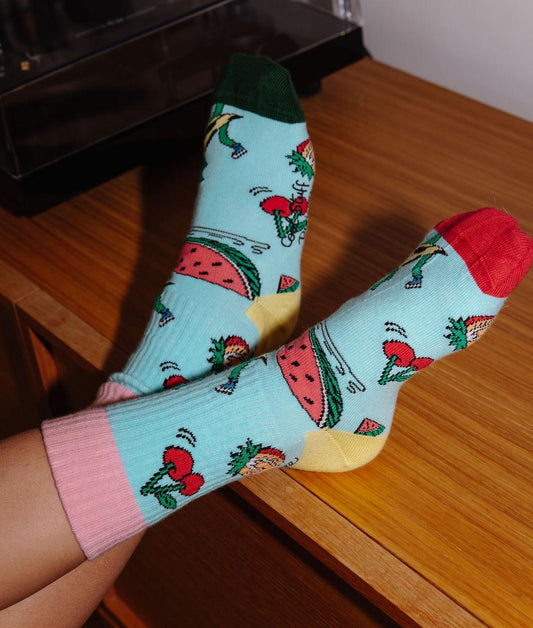 Paire de chaussettes imprimée fruits, portée par un enfant – vue du dessus – Hello Hossy