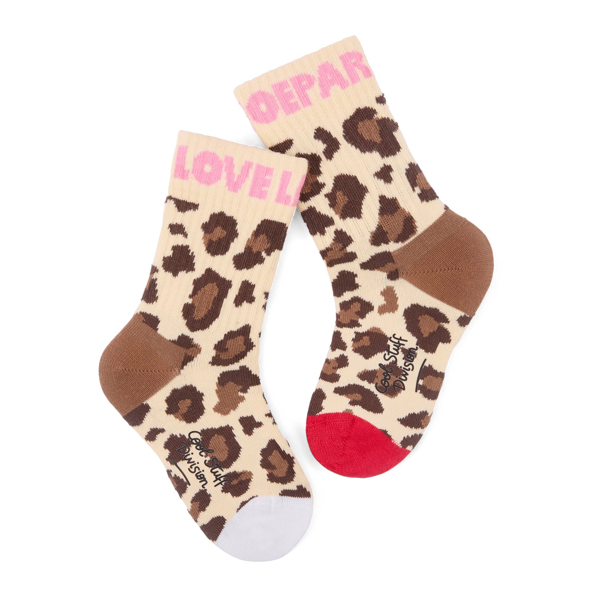 Paire de chaussettes pour enfant, motif léopard marron, talons et pointes contrastés rouge et blanc, texte "LOVE LEOPARD" rose – vue à plat