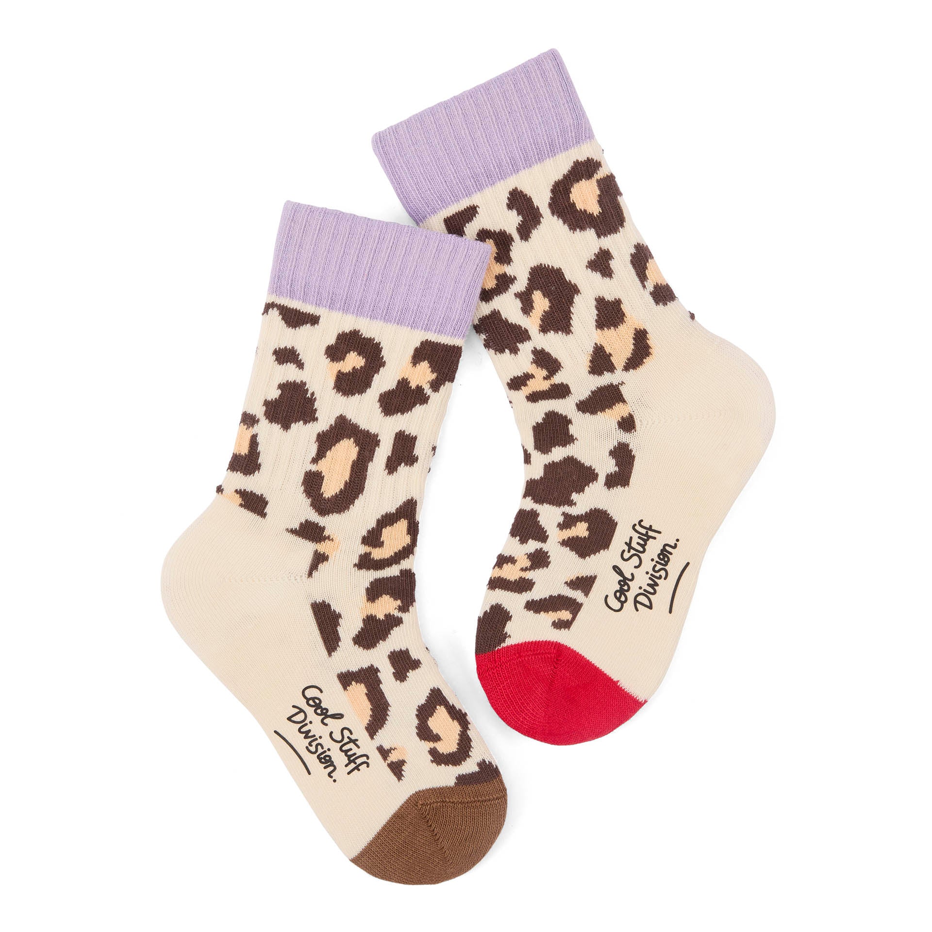 Paire de chaussettes pour enfant, imprimée léopard marron et beige, talons et pointes contrastés rouge et marron, haut de tige couleur lilas – vue à plat