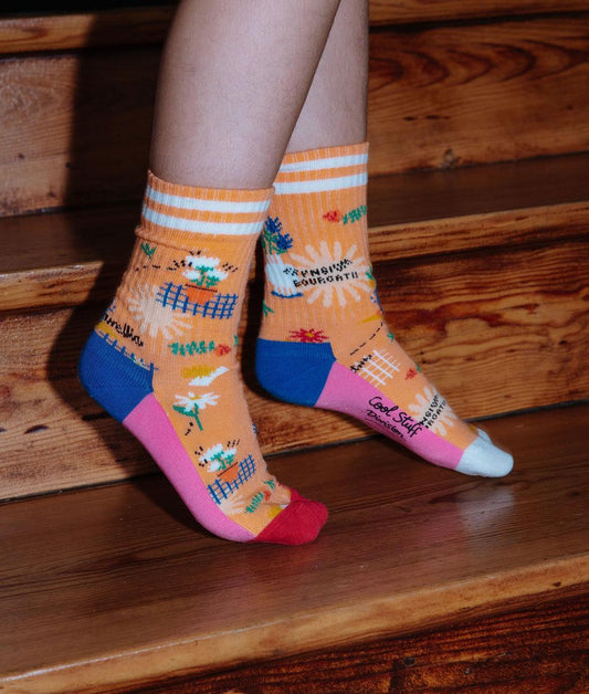 Paire de chaussettes motifs fleurs avec talons et pointes colorés portée par un enfant – photo lifestyle – Hello Hossy
