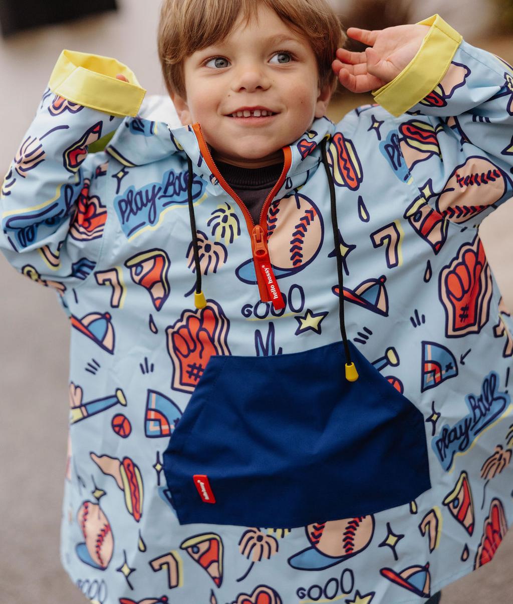 Kinder-Regenponcho hellblau mit baseball-Motiv und blauer Vordertasche Hello Hossy