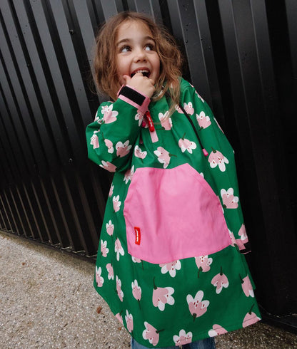 Kinder-Regenponcho grün mit Blumen-Aufdruck, rosa Tasche Hello Hossy