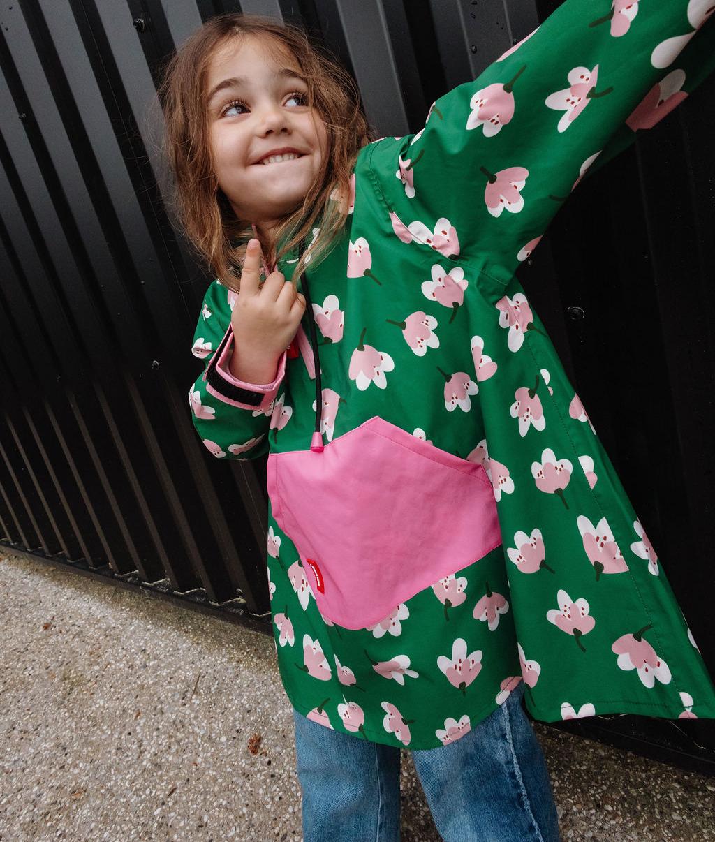 Kinder-Regenponcho grün mit Blumenmuster und rosa Känguru-Tasche Hello Hossy