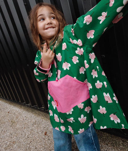 Kinder-Regenponcho grün mit Blumenmuster und rosa Känguru-Tasche Hello Hossy