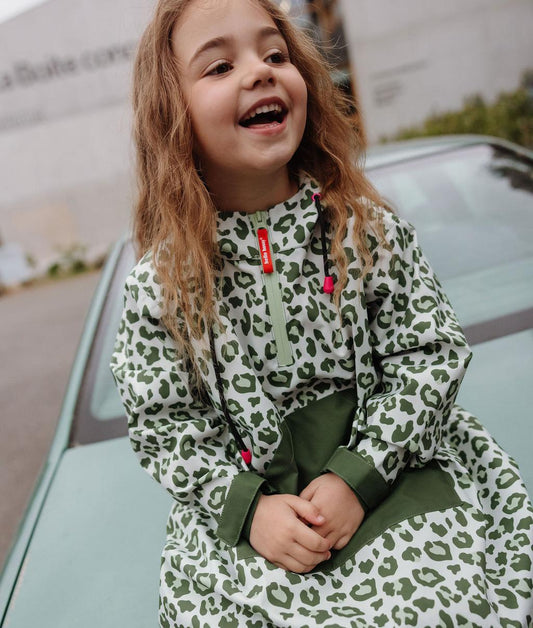 Kinder-Regenponcho grün Leopard-Muster mit Kapuze rosa Details Hello Hossy