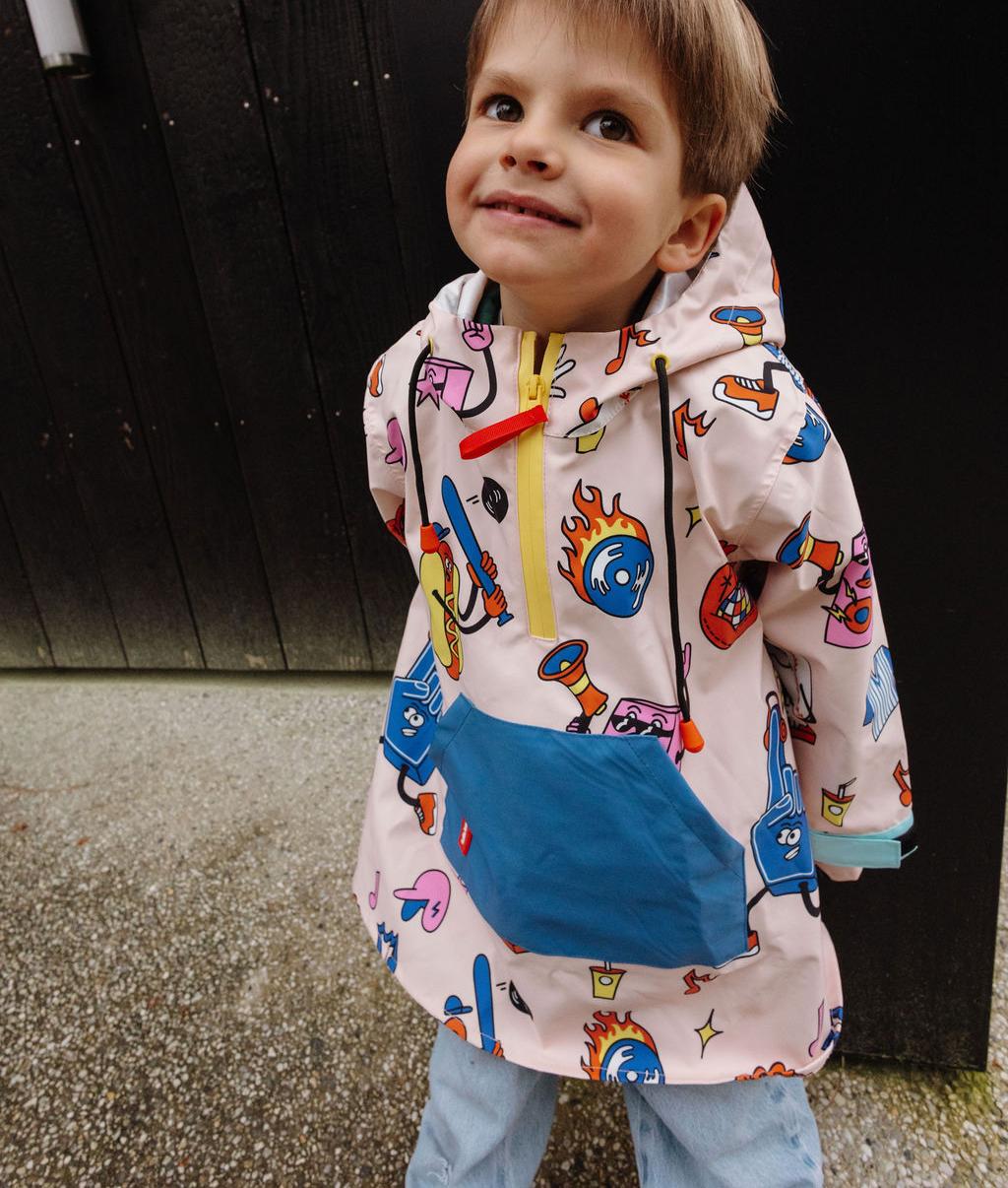 Kinder-Regenponcho cremeweiß mit Sport-Aufdruck rot und blau, blaue Tasche Hello Hossy