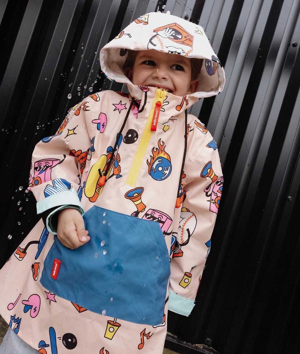 Kinder-Regenponcho cremeweiß mit Sport-Aufdruck blau und Reißverschlusstasche Hello Hossy
