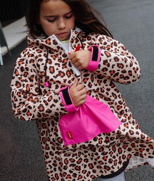 Poncho de pluie imperméable avec capuche Léopard porté par une fille - photo lifestyle - Hello Hossy