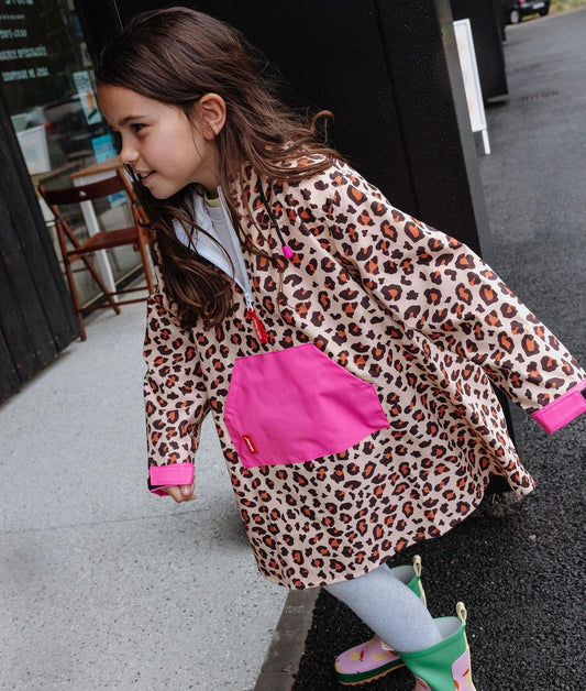 Poncho de pluie imperméable Léopard porté par une fille - vue de 3/4 - photo lifestyle – Hello Hossy