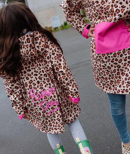 Mère et fille portant le poncho de pluie imperméable avec capuche Léopard – vue de dos – Hello Hossy