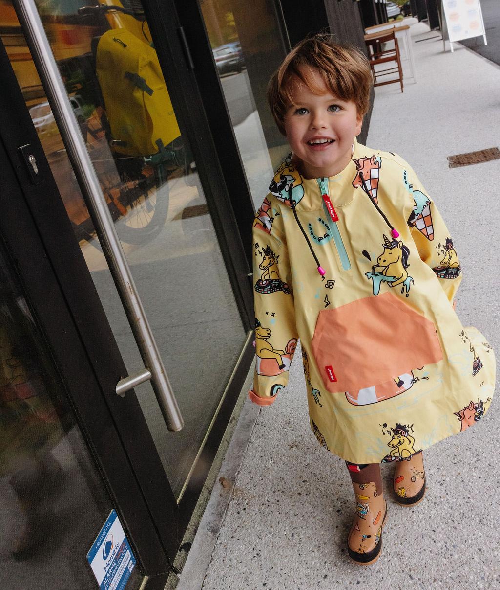 Garçon portant le poncho de pluie Unicorn - vue de face - photo lifestyle - Hello Hossy
