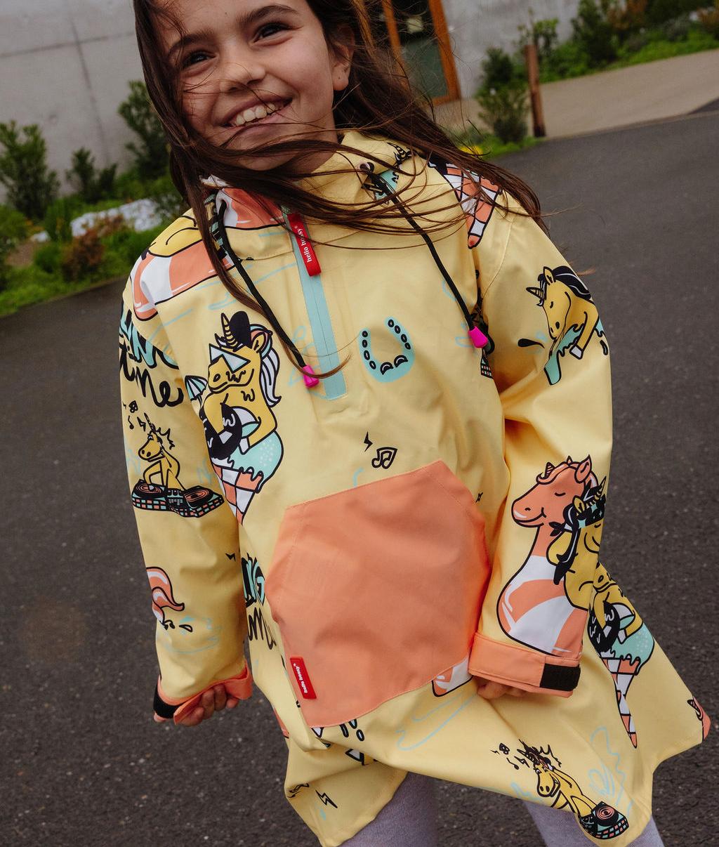 Poncho de pluie imperméable Unicorn portée par une fille - vue de face - photo lifestyle - Hello Hossy