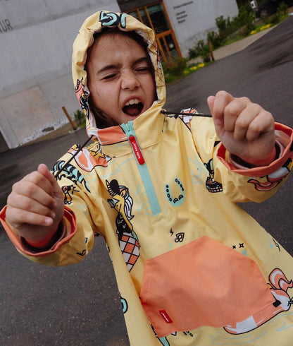 Poncho de pluie imperméable avec capuche Unicorn porté par une fille - photo lifestyle - Hello Hossy