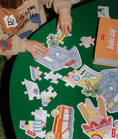 Enfant jouant avec les puzzles évolutifs "Just Enjoy" – vue du dessus – Hello Hossy