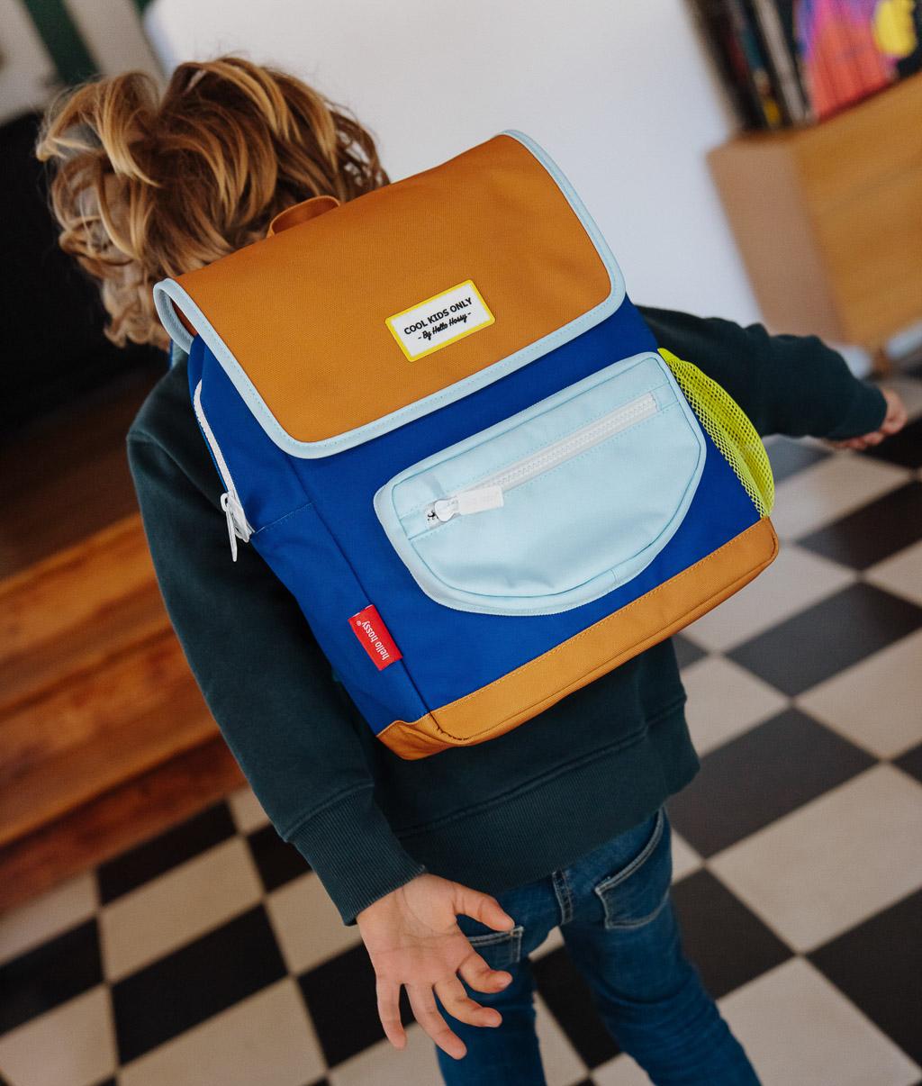 Kinder-Rucksack blau braun helle Vordertasche Hello Hossy